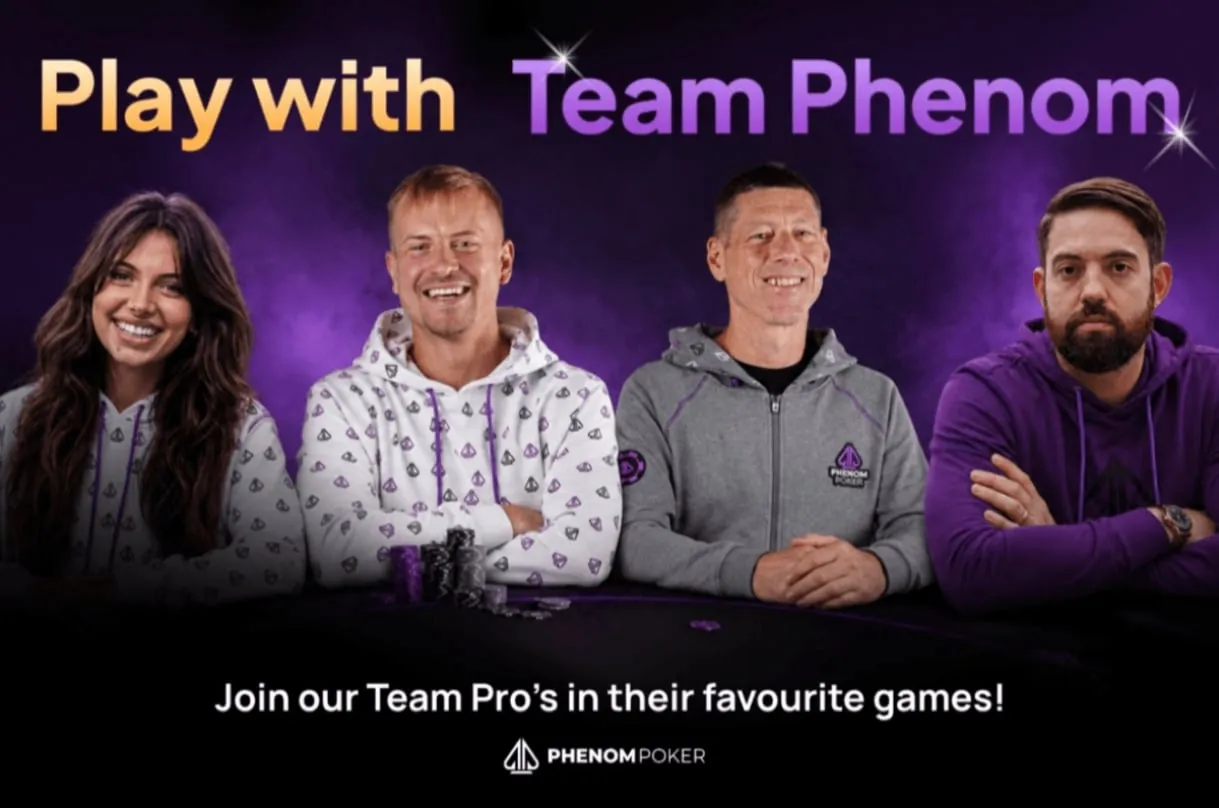 Czterech graczy Team Phenom przy stole pokerowym w bluzach Phenom Poker